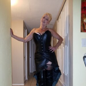 I LOVE TO KISS! Mature, Sexy, Curvy, Submissive with Great Legs!