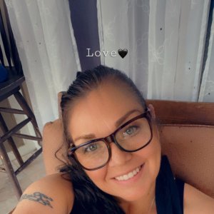 MATURE THICK & SEXY BUSTY BRUNETTE