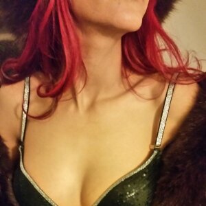Curvy sexy and hot latina !