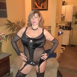 Sexy 40 DDD mature lady