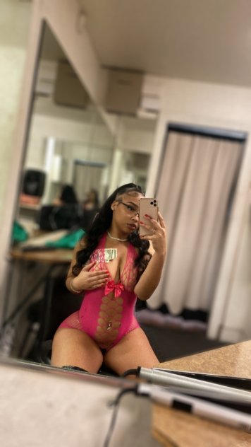 5’4 fitted light skin with the perfect ass 