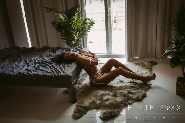 Ellie Foxx female-escorts 