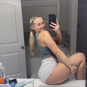 Blonde cutie with a booty 🍑💦