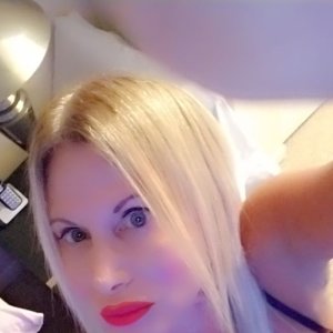 Striking Blonde Beauty * * 100% Independent ** Upscale Discreet Incall