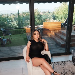 Exotic curvy Latina that aims too please 