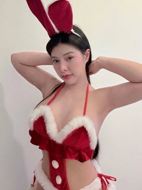 Fresh face in area, 4 hands  