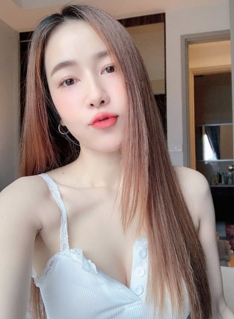 Fresh face in area, 4 hands  