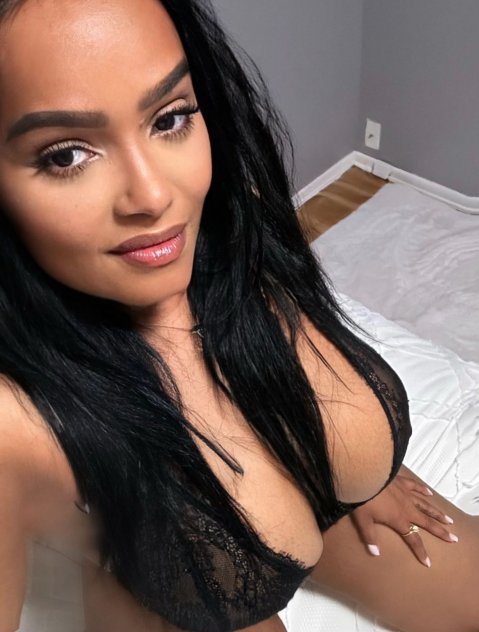 Sexy latina available for party 