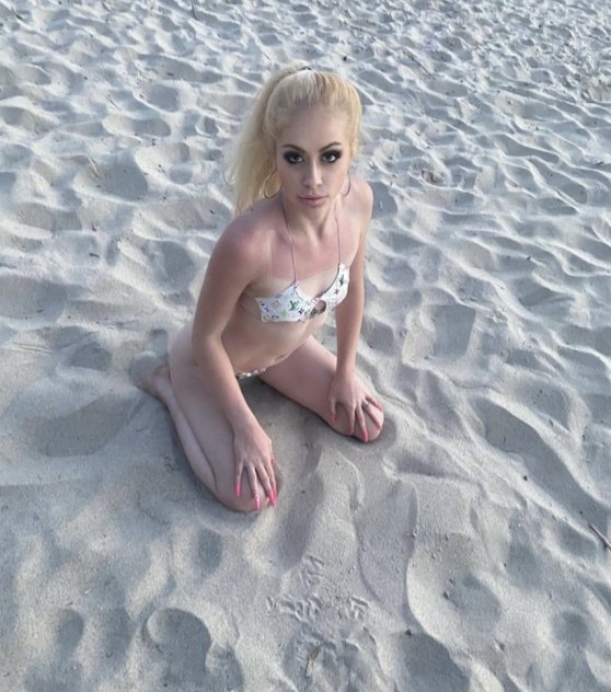 Sexy White Slut female-escorts 