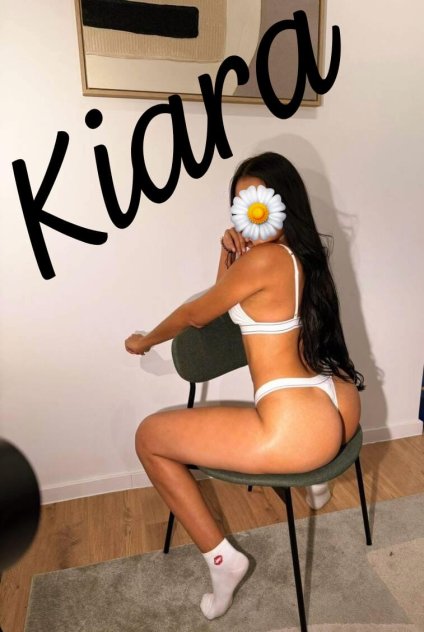 Kiara open minded petite love 
