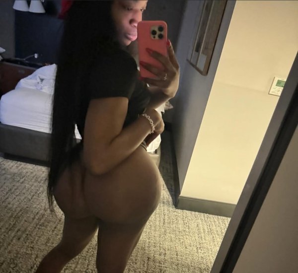 PRETTY BITCH IN TOWN🫦