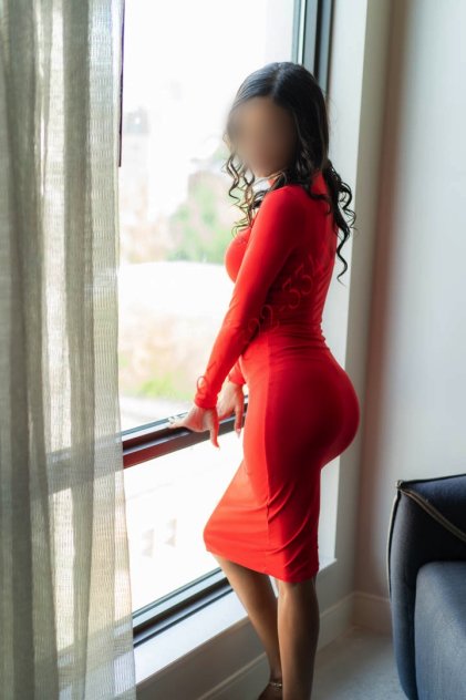 Stunning Petite Playmate here to turn your dreams into reality