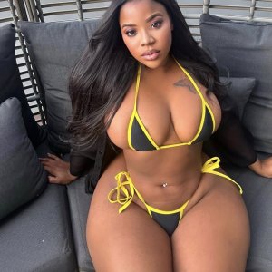 Curvaceous Bombshell🍑💦