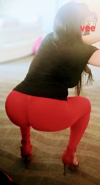 UPSCALE SEXY BRUNETTE  