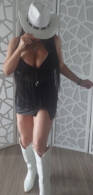 UPSCALE SEXY BRUNETTE  