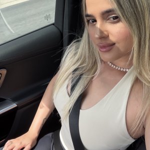 Hola, chicos, llámenme ahora  My name is Leah, let me make your day be