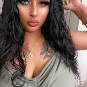 I DARE YOU TO COME SEE ME & NOT FALL IN LOVE.. XOXO💋🥂🇮🇳💘