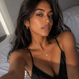 👍Soft Latina + Asian Vibes 🌙 Available 🦋