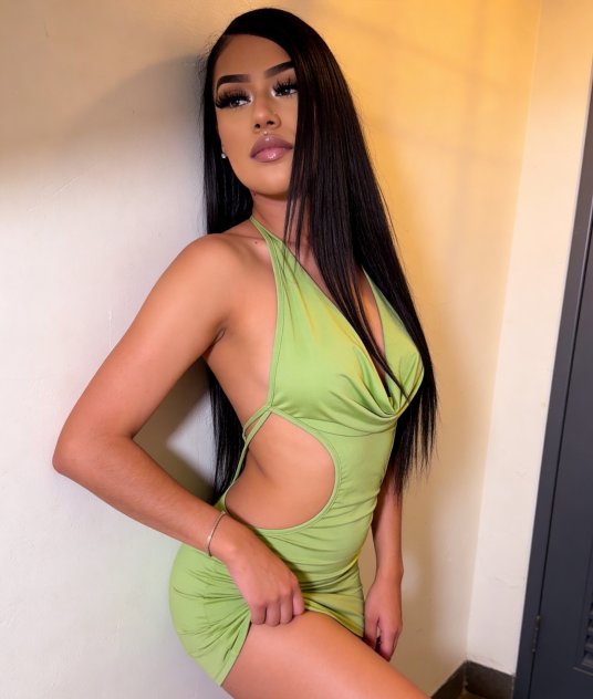 New petite Latina in town   