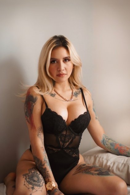 PRETTY LATIN SARA