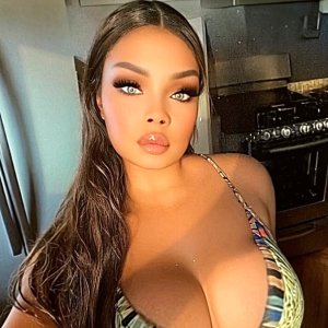 SEXIEST HOUR GLASS SHAPED BODY GORGEOUS 36DD's with a big 🍑