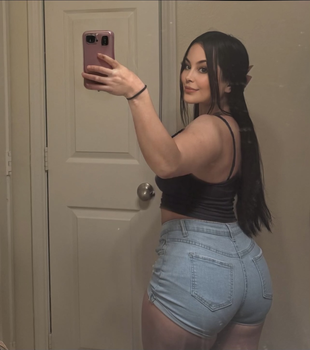 Curvy latina
